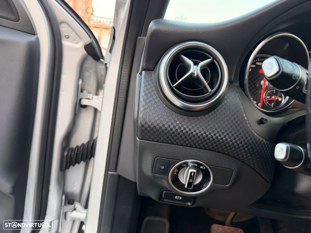 Mercedes-Benz A 200 CDI 4Matic 7G-DCT Urban - 33