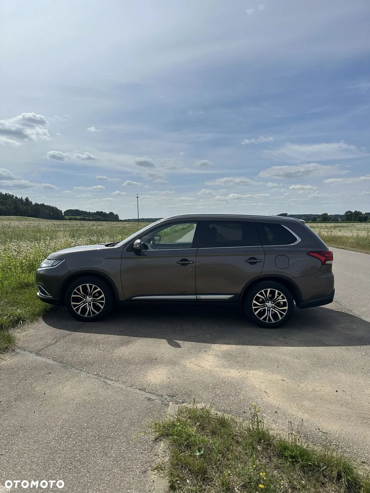 Mitsubishi Outlander 2.2 DID Instyle Navi 4WD - 7