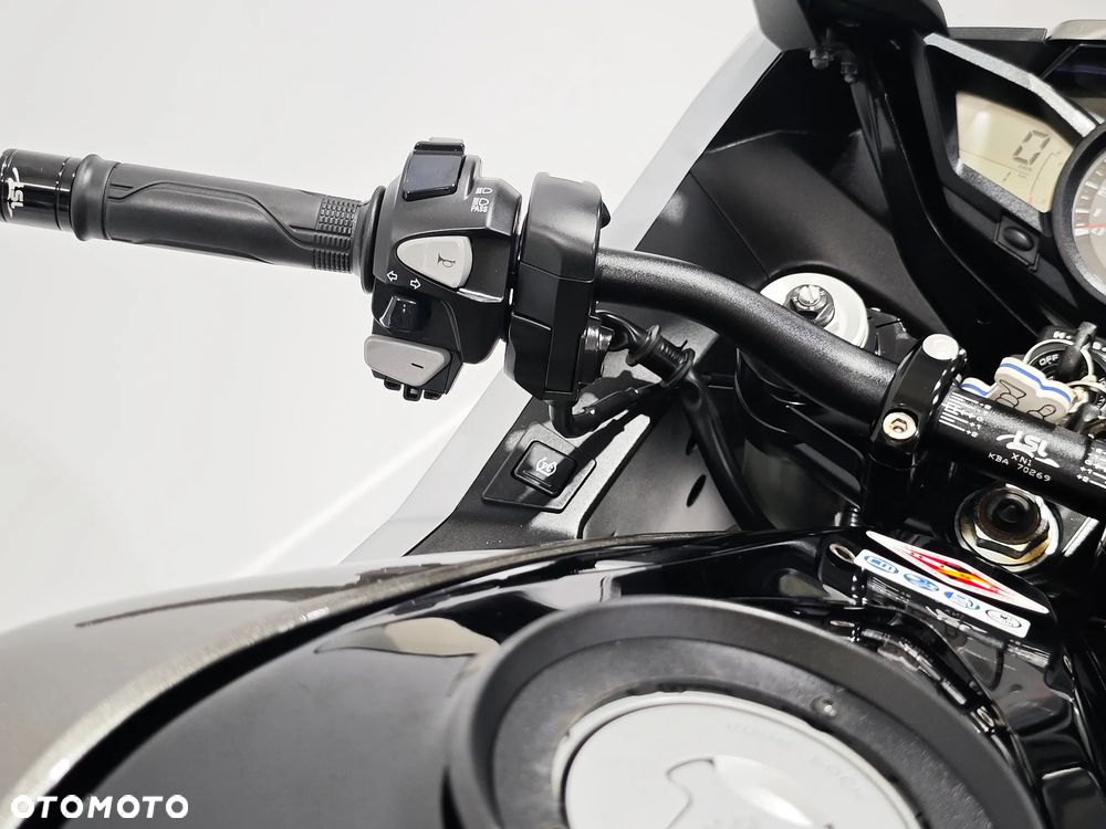 Honda VFR - 12