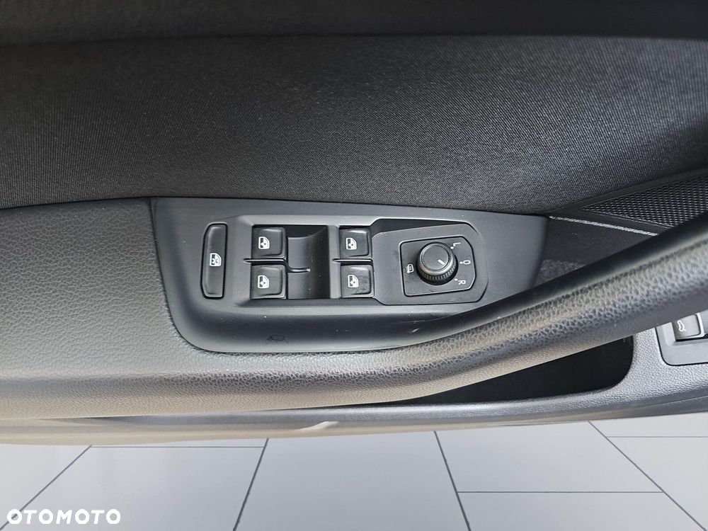 Volkswagen Passat Variant 2.0 TDI EVO Essence DSG - 17