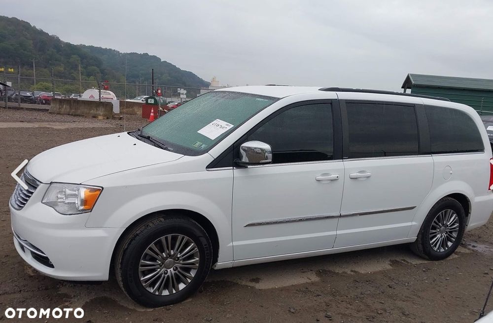 Chrysler Town & Country - 9