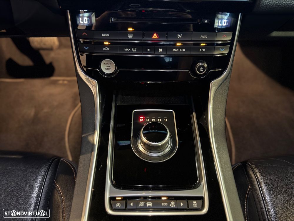 Jaguar XE 2.0 D R-Dynamic HSE - 17