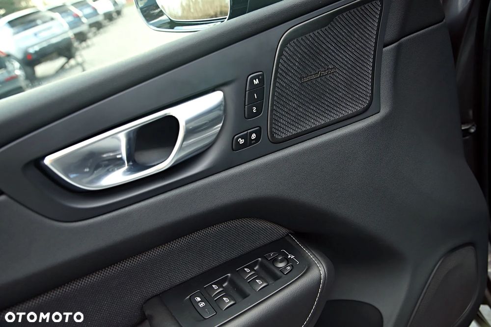 Volvo XC 60 B5 B AWD Plus Dark - 17
