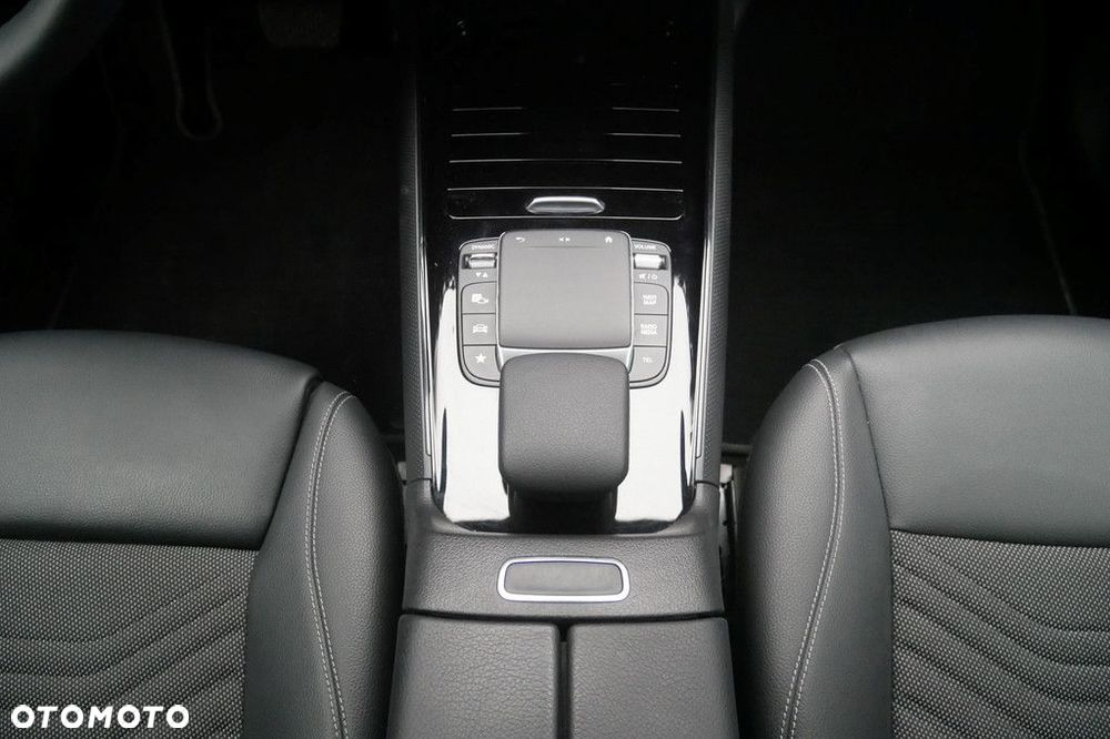Mercedes-Benz GLB - 11