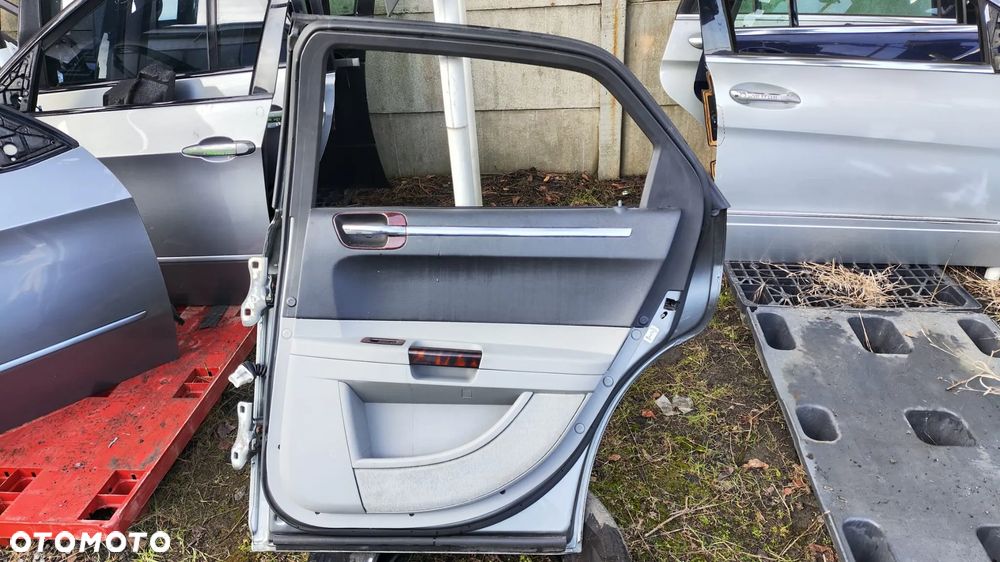 DRZWI PRAWY TYŁ TYLNE KOMPLETNE PDM ORYGINALNY LAKIER KLAMKA CHROM LISTWA CHRYSLER 300C PRZED LIFT SEDAN KOMBI - 8