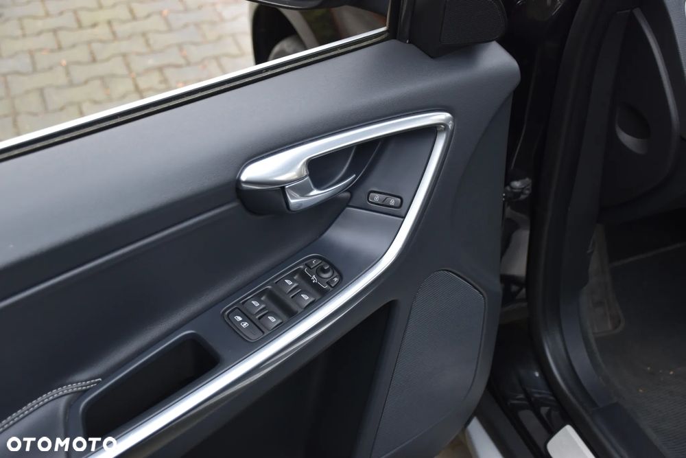 Volvo XC 60 D3 Drive-E R-Design Momentum - 20