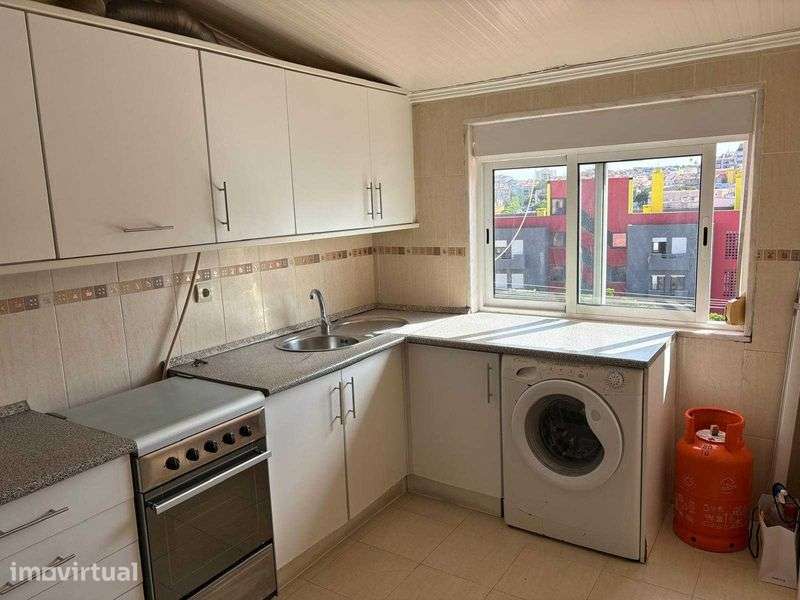 Apartamento T1 com excelente luz natural junto às Olaias - Grande imagem: 5/12