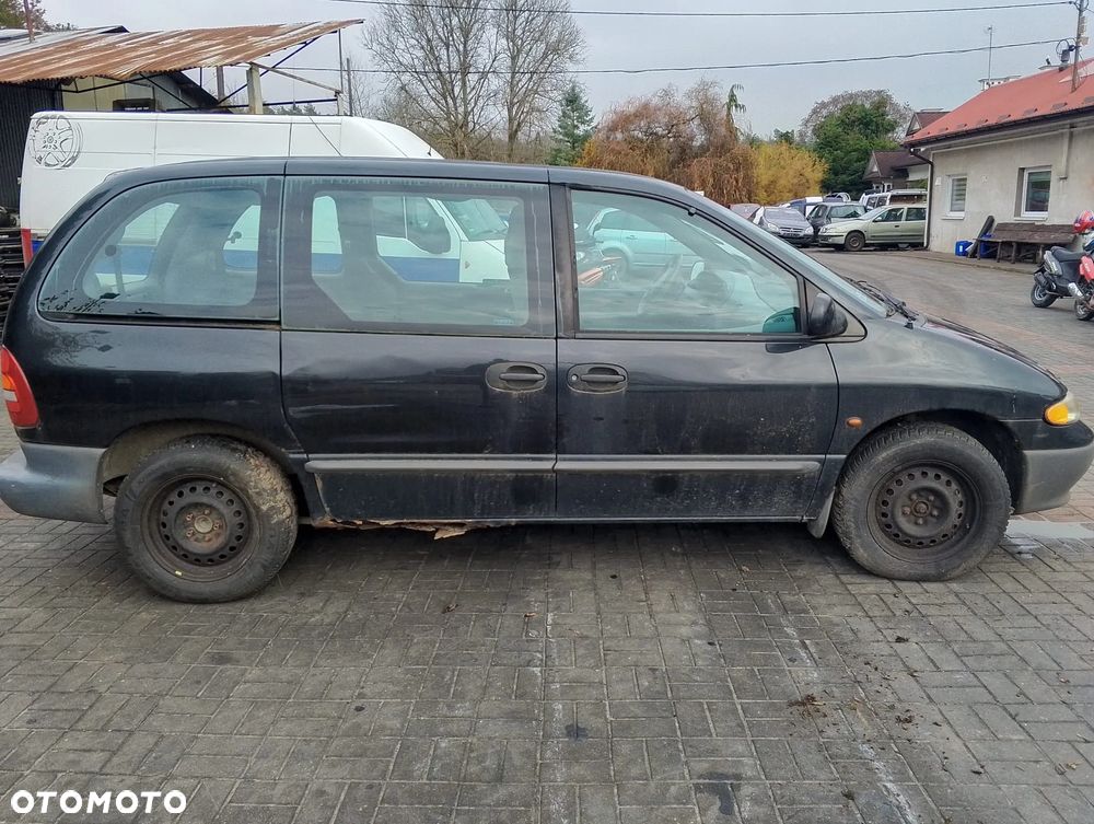 Chrysler Voyager / Town & Country (95-00r.) 2.4 B 149KM. Silnik EDZ Skrzynia DD3 lakier PAW/VAW/QAW - Dark Slate Pearl.Cały na części. GWARANCJA !!!  Przód Tył Zestaw Komplet Drzwi Klapa Zderzak Błotnik Maska Grill Atrapa Szyba Pas Lampa Lusterko Boczki Fotel Kanapa Kokpit Deska Rozdzielcza Przełącznik Włącznik Sterownik Przewody Wiązka Instalacja Moduł Komputer Czujnik Listwa Pompa Alternator Wtryski Głowica Rozrusznik Kompresor Sprzęgło Dwumas Silnik Skrzynia ABS Klimatyzacji Paliwa Wspomagania Kolektor Turbina Przepustnica Zawór Chłodnica Koło Hak Belka Sanki Zawieszenie Mcpherson Półoś Amortyzator Wydech Tłumik Zacisk Most - 6