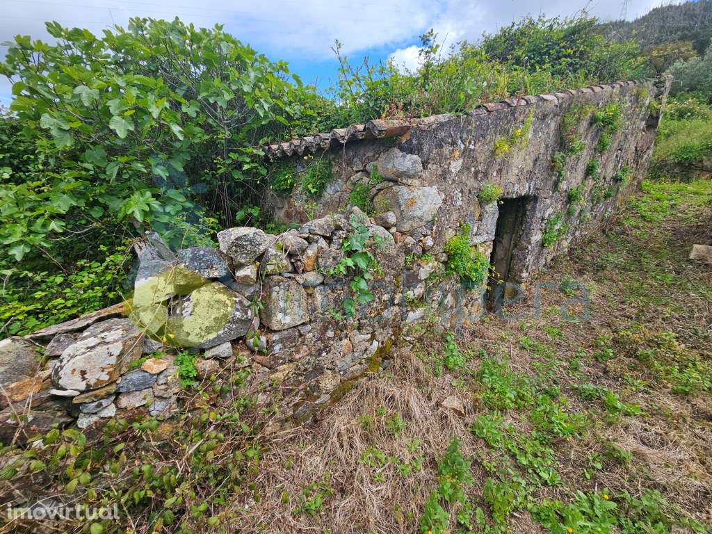 Terreno e Construção Rural em parcela urbana de 320m2, onde existe ... - Grande imagem: 3/8