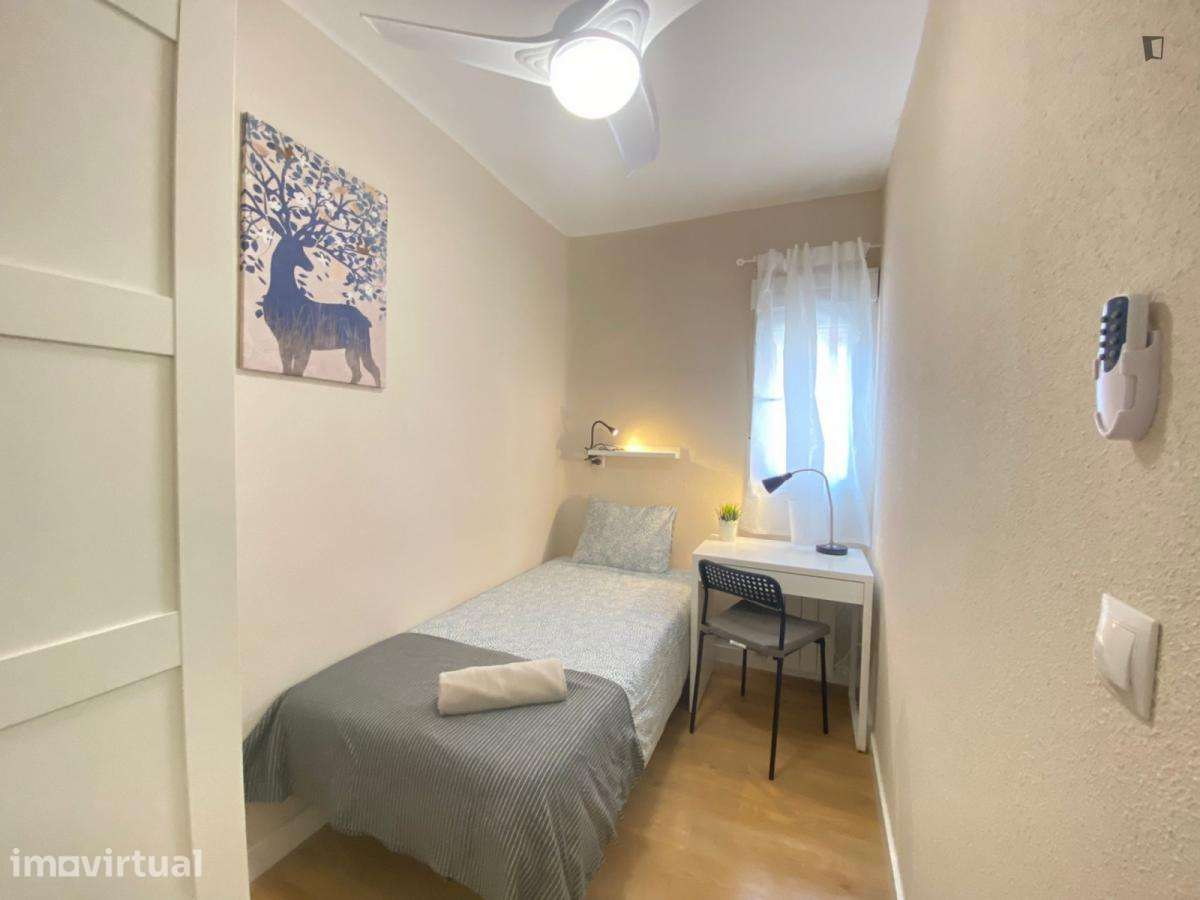 Quarto - localizado em Ajuda Lisbon - Grande imagem: 3/26