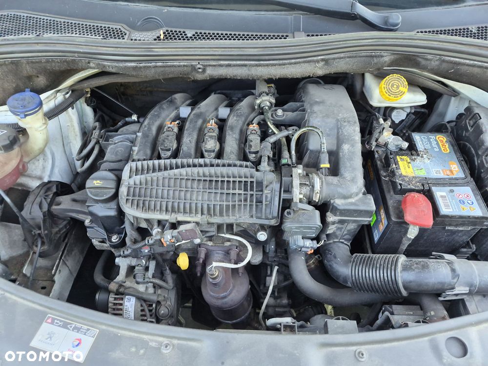 Peugeot 208 - 8