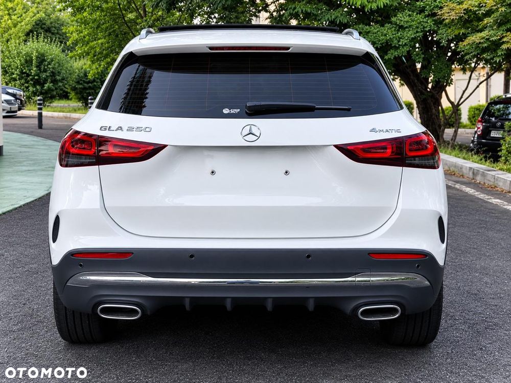 Mercedes-Benz GLA 250 4Matic 8G-DCT - 4
