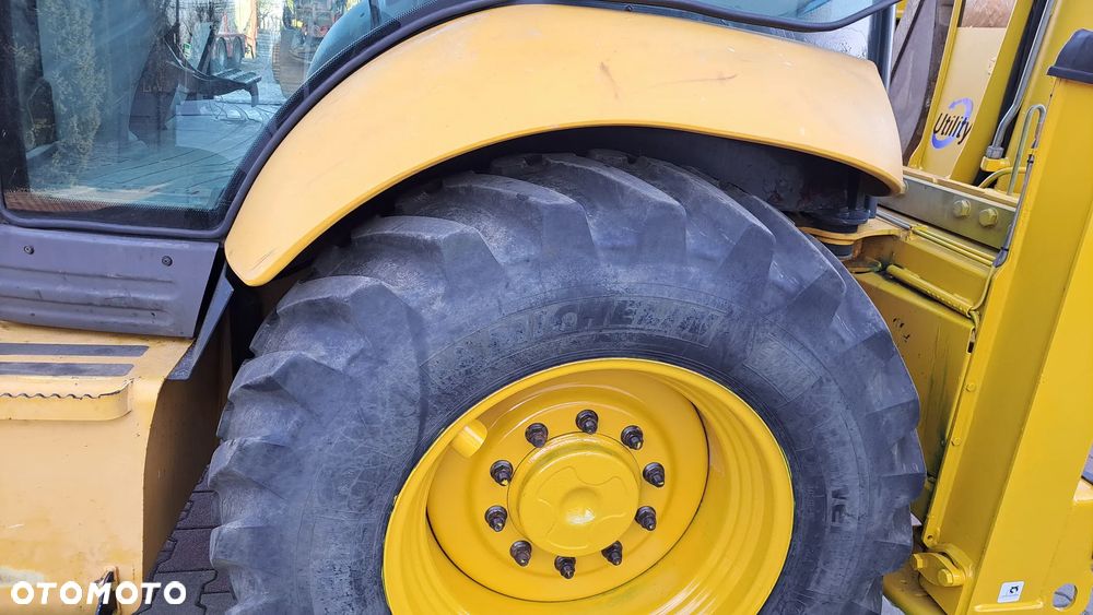 Komatsu WB93R - 13