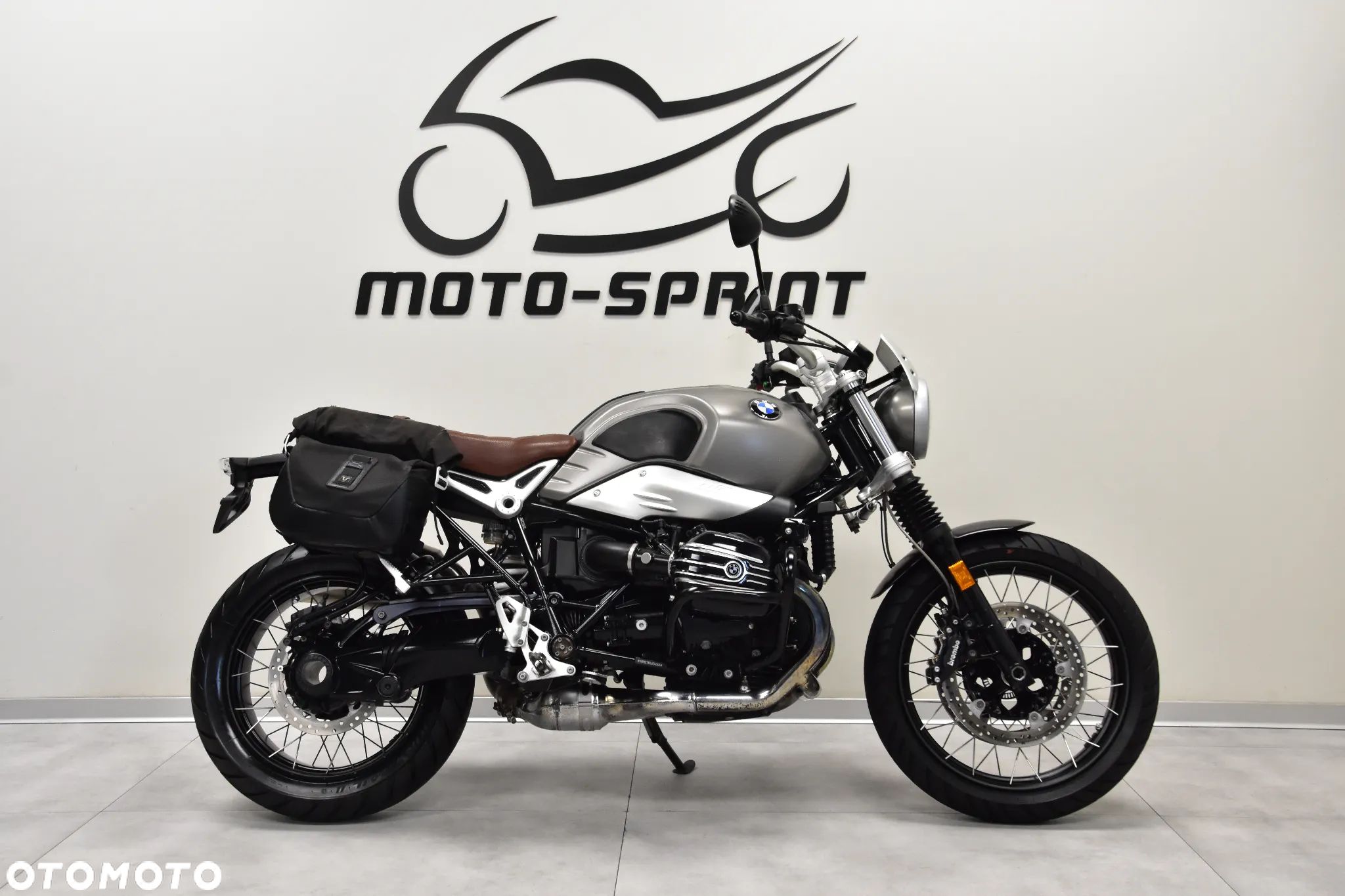 BMW R - 1