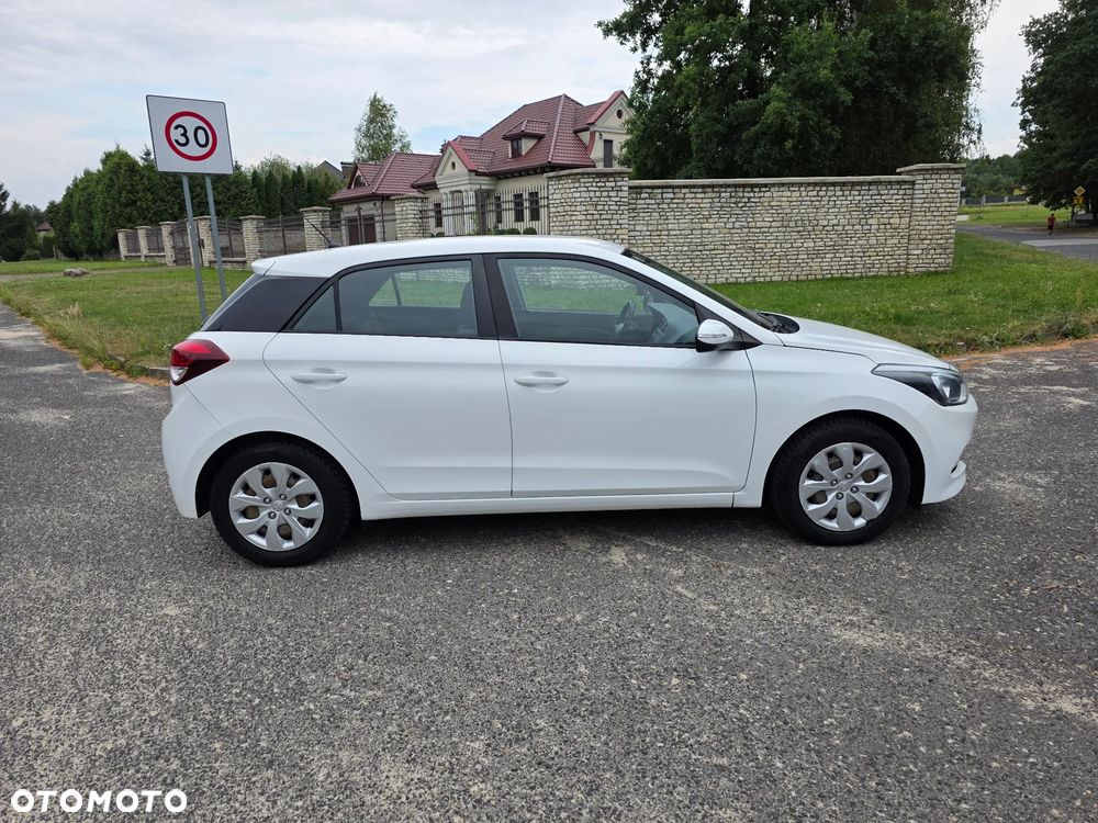 Hyundai i20 blue 1.2 Trend - 16