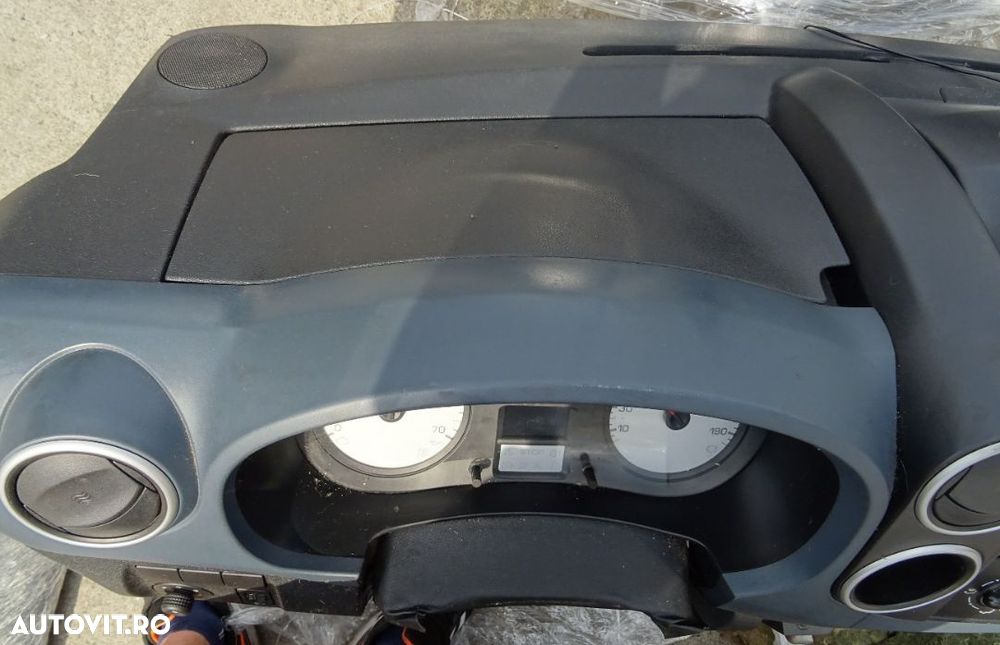 Plansa de bord Peugeot Partner din 2009 cu airbag volan si pasager volan pe stanga - 3