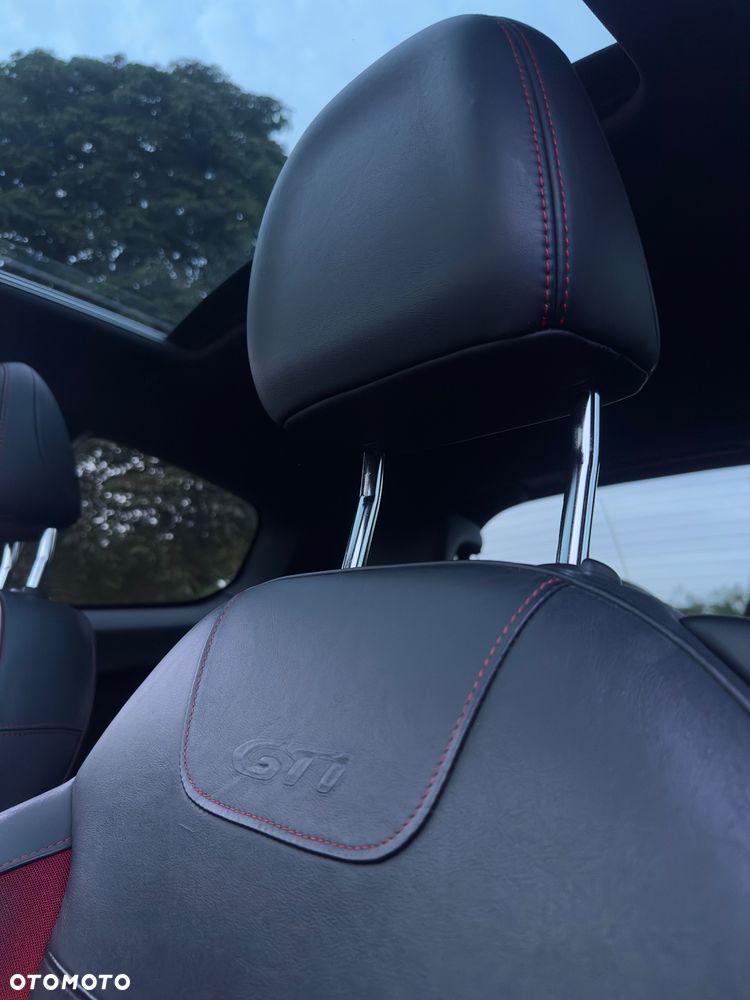Peugeot 208 GTI 200 THP - 11