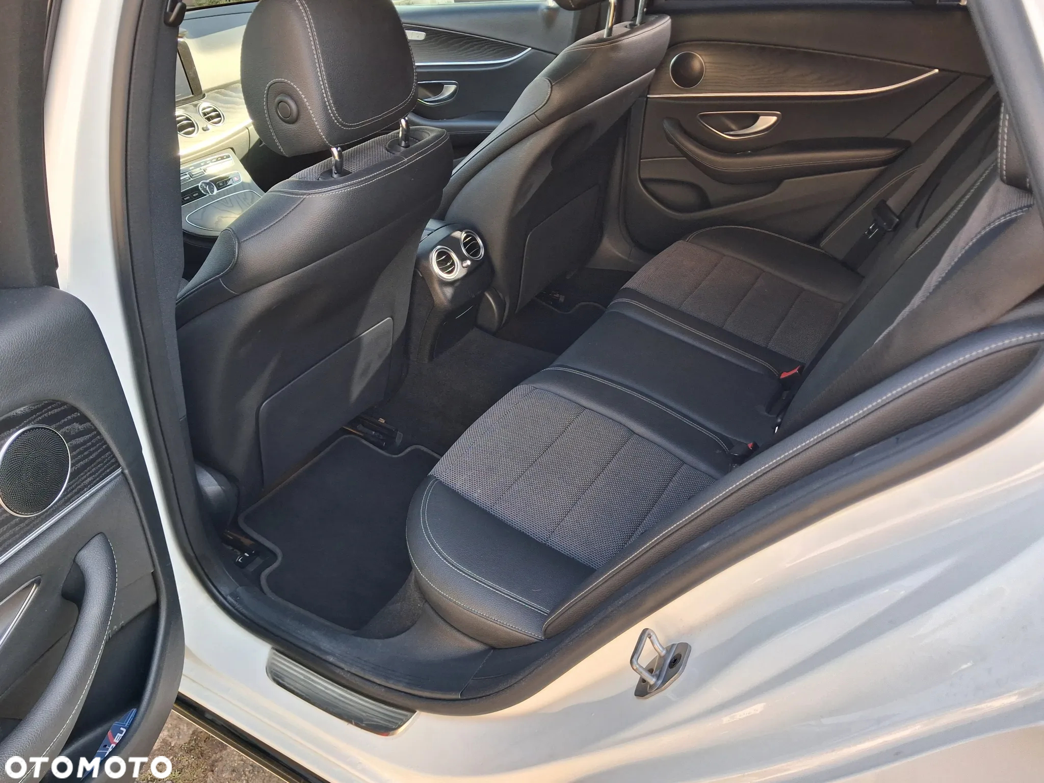 Mercedes-Benz Klasa E 200 4Matic T 9G-TRONIC AMG Line - 11