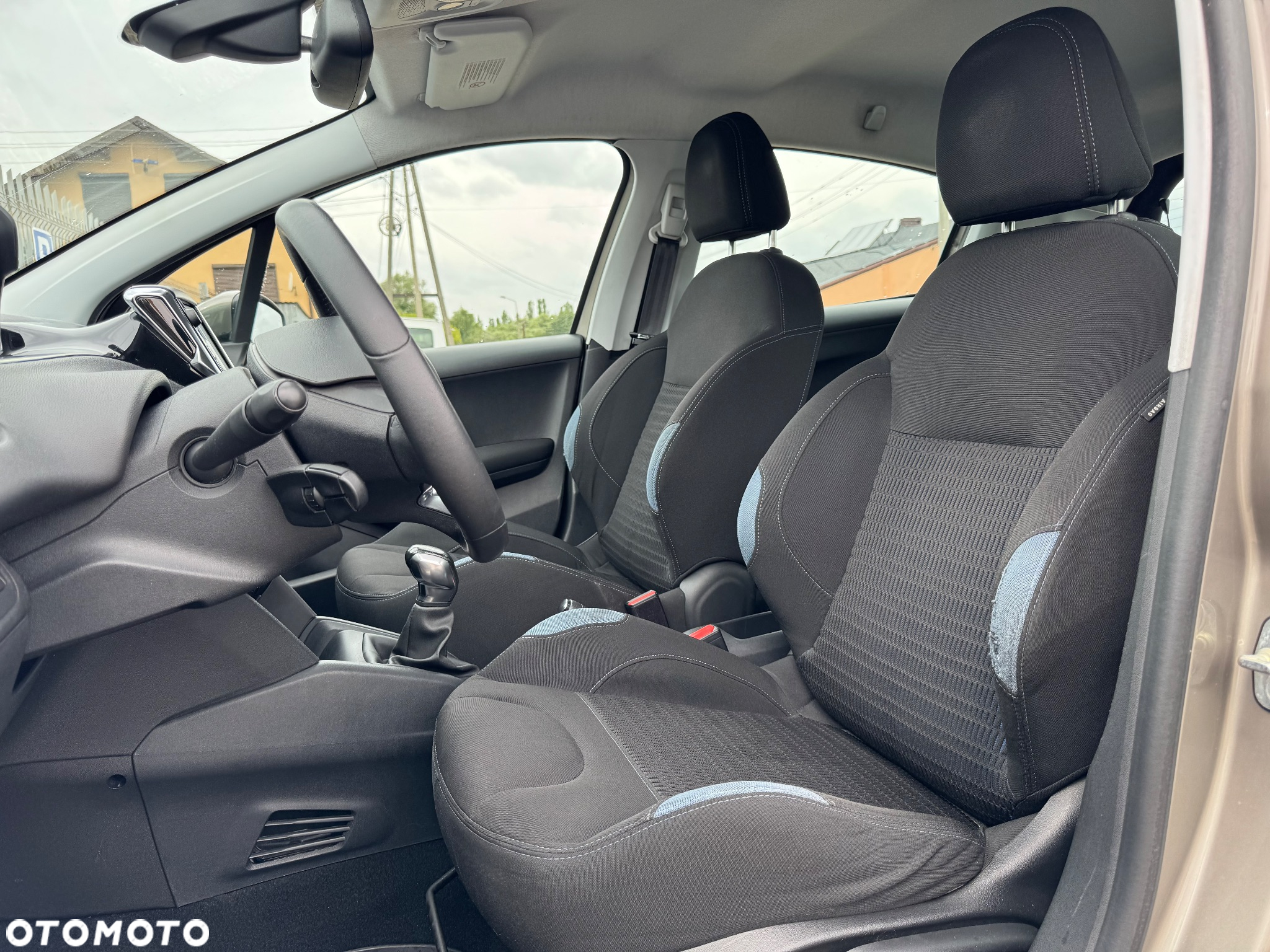 Peugeot 208 - 8