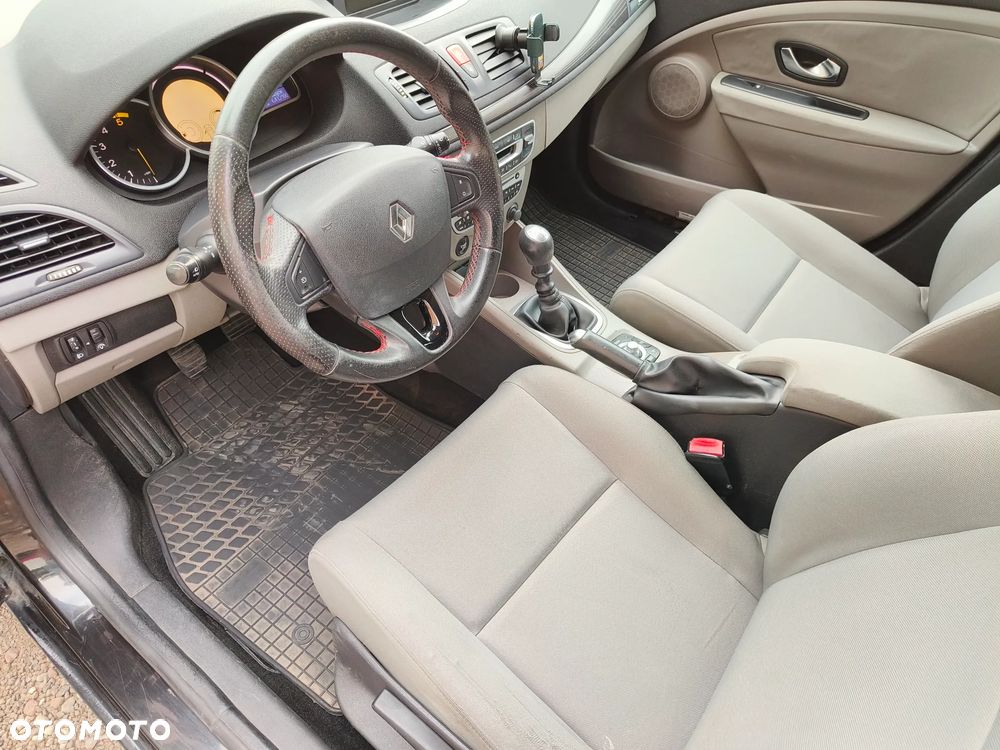 Renault Megane dCi 110 FAP Paris - 11