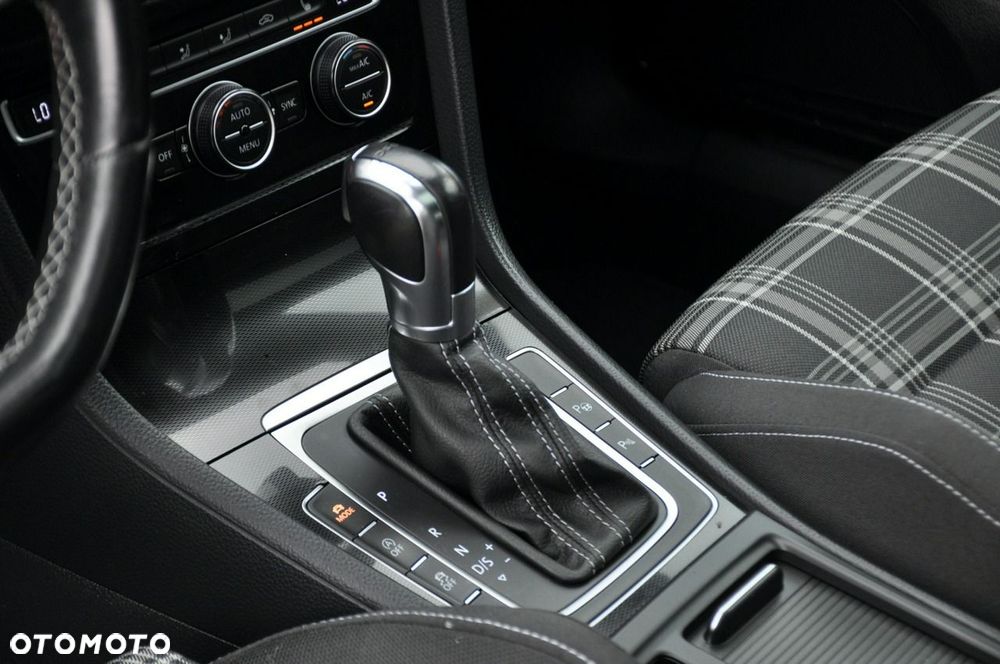 Volkswagen Golf - 34