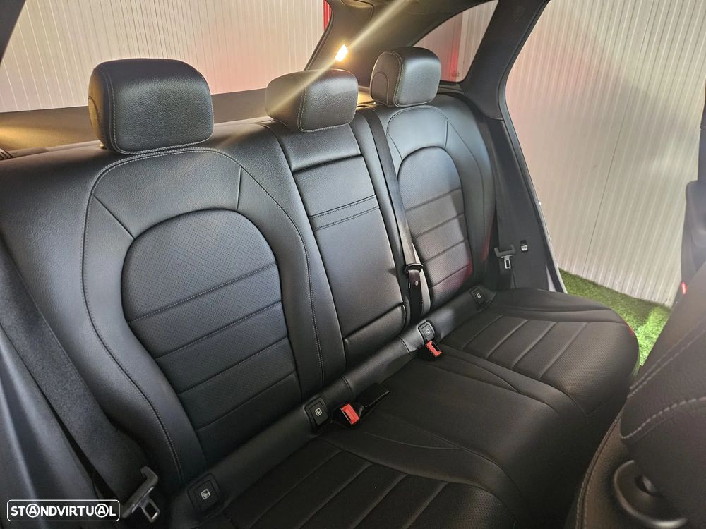 Mercedes-Benz GLC 300 e 4Matic 9G-TRONIC AMG Line - 29