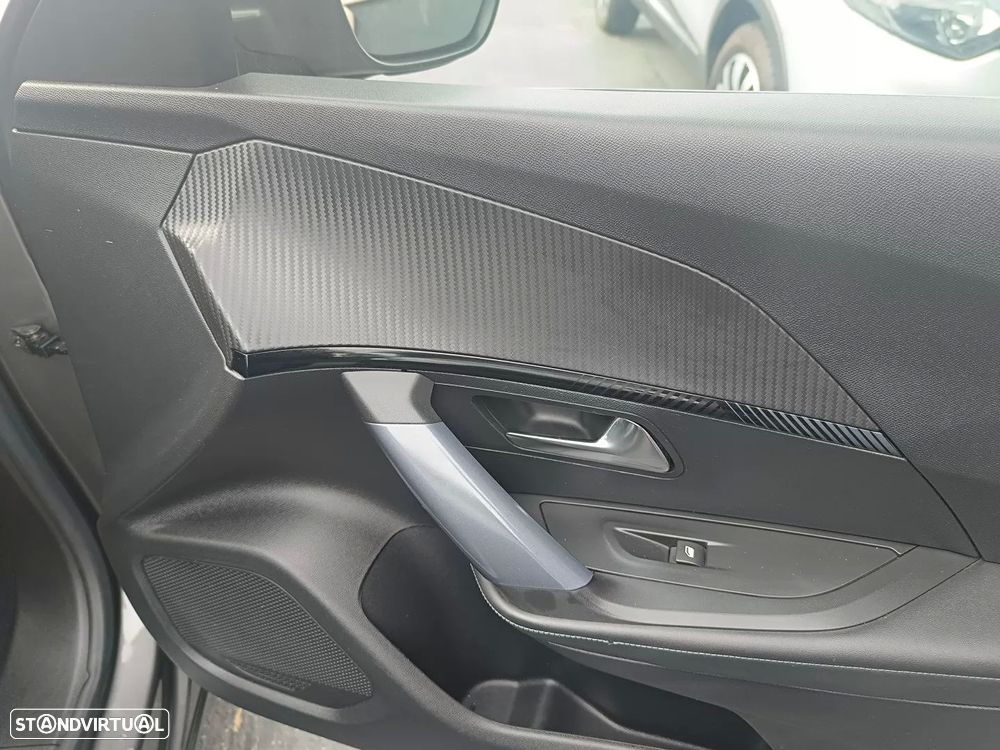 Peugeot 2008 PureTech 130 EAT8 Allure - 23