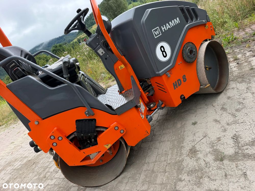 Hamm HD 8VV  Walec Terenowo Drogowy do Asfaltu z OBCINAKIEM BOCZNYM Hydraulicznym! 2 tony. Import Norwegia 2017 rok. 624 mtg. Silnik KUBOTA 3 cylindry. Maszyna nie różni się od Nowej z salonu! Serwisy w Dekra AKTUALNE 2026rok. Zero zniszczeń IGŁA !! Gotowy do długiej pracy. Po dużych serwisach eksploatacyjnych w Norwegii. Walec pochodzi z urzędu Komunalnego w Norwegii od pierwszego właściciela. Jego historia od nowości to lekkie inwestycje miejskie! Jedyna taka okazja! Bardzo mały walec a moc Potężna! Ani deka luzów i wycieków. OKAZJA. Zraszacze na dwa bębny. Ubijanie na dwa lub jeden bęben. Siła ubijania regulowana! - 3