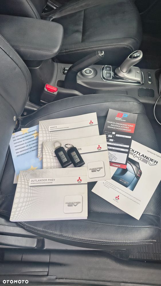 Mitsubishi Outlander Instyle NAVI + - 17