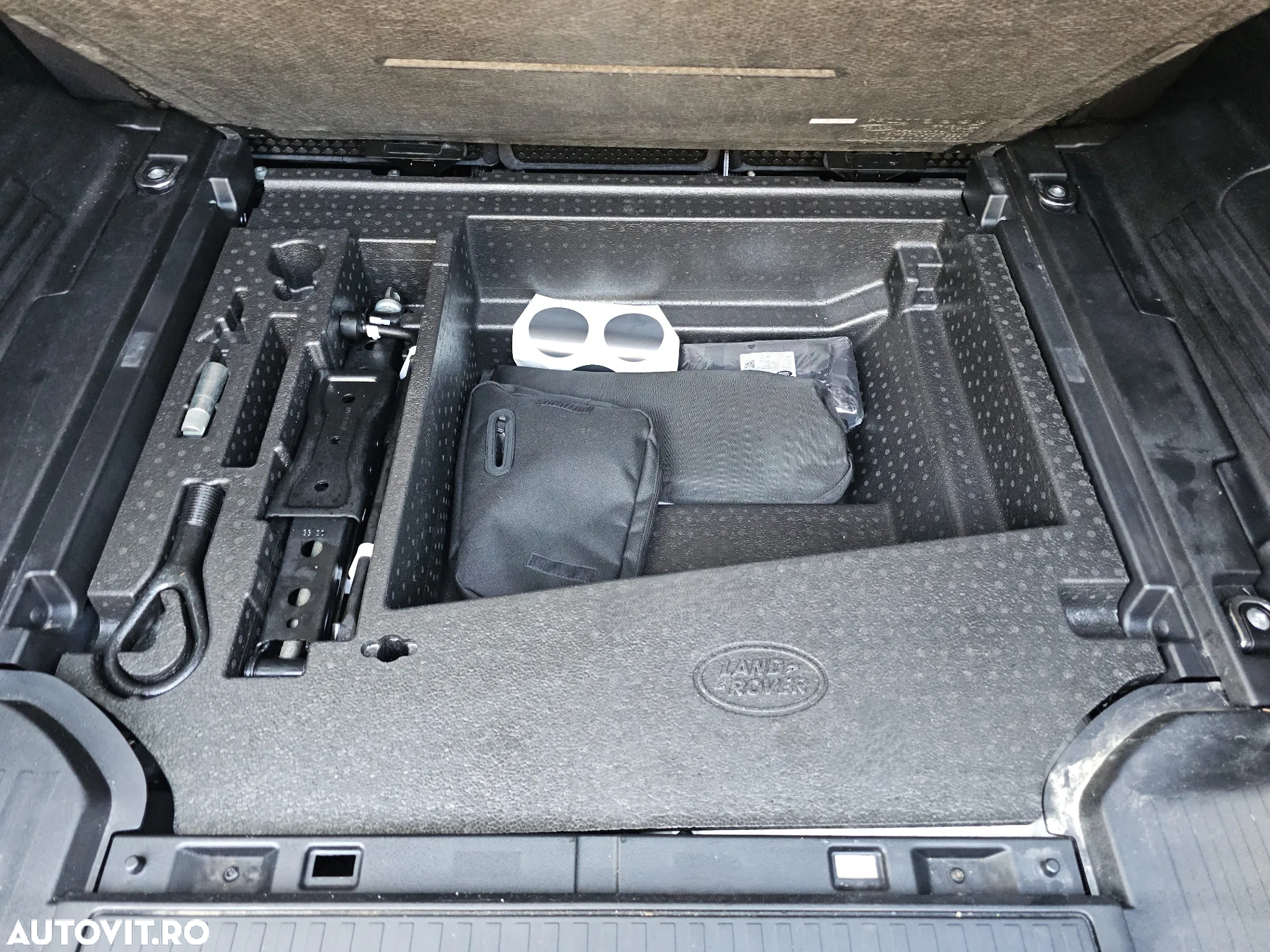 Land Rover Defender 110 2.0L D240 S - 33