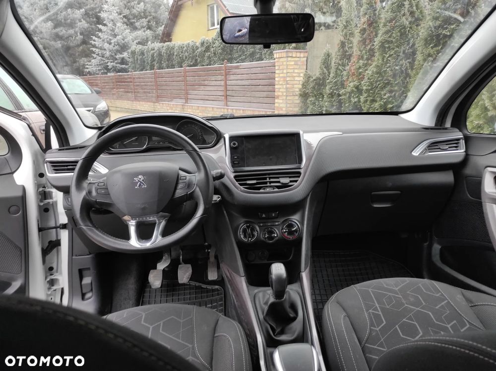 Peugeot 2008 1.2 Pure Tech Allure S&S - 9