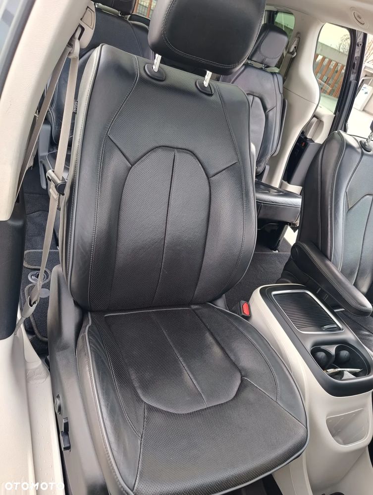 Chrysler Pacifica - 11