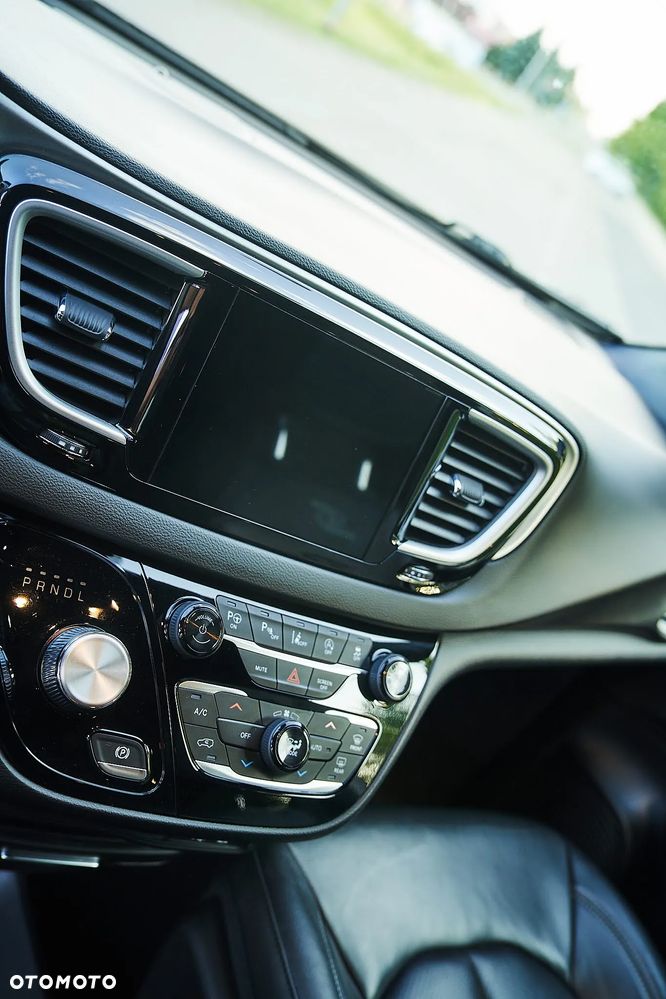 Chrysler Pacifica - 25