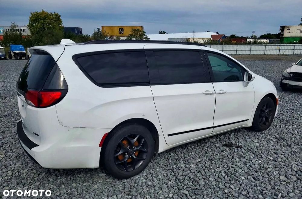 Chrysler Pacifica - 11
