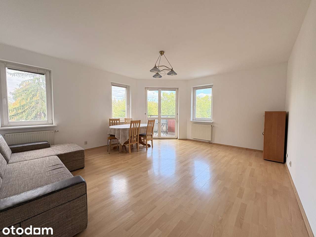 Przestronne 80,5 m² z 3 pokojami, odrębną kuchnią i balkonem