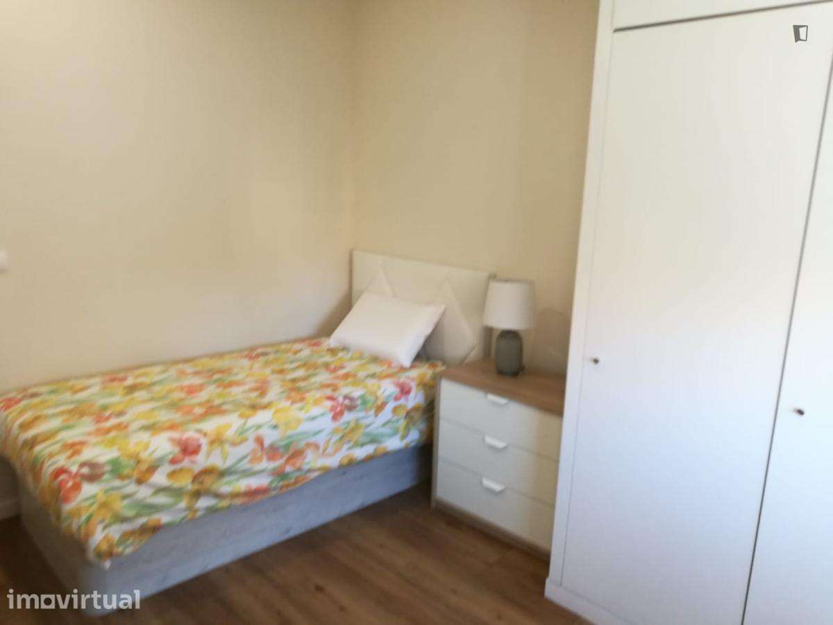 Quarto - localizado em Paranhos Porto - Grande imagem: 5/15