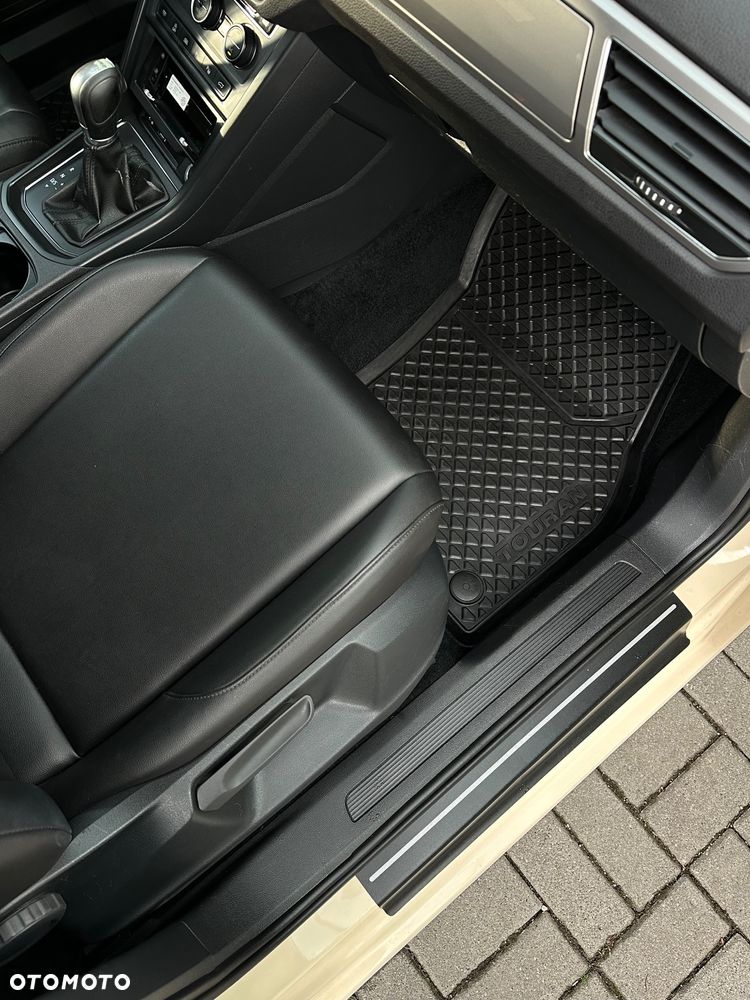 Volkswagen Touran - 24
