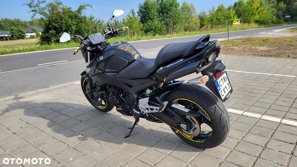 Suzuki GSR - 4