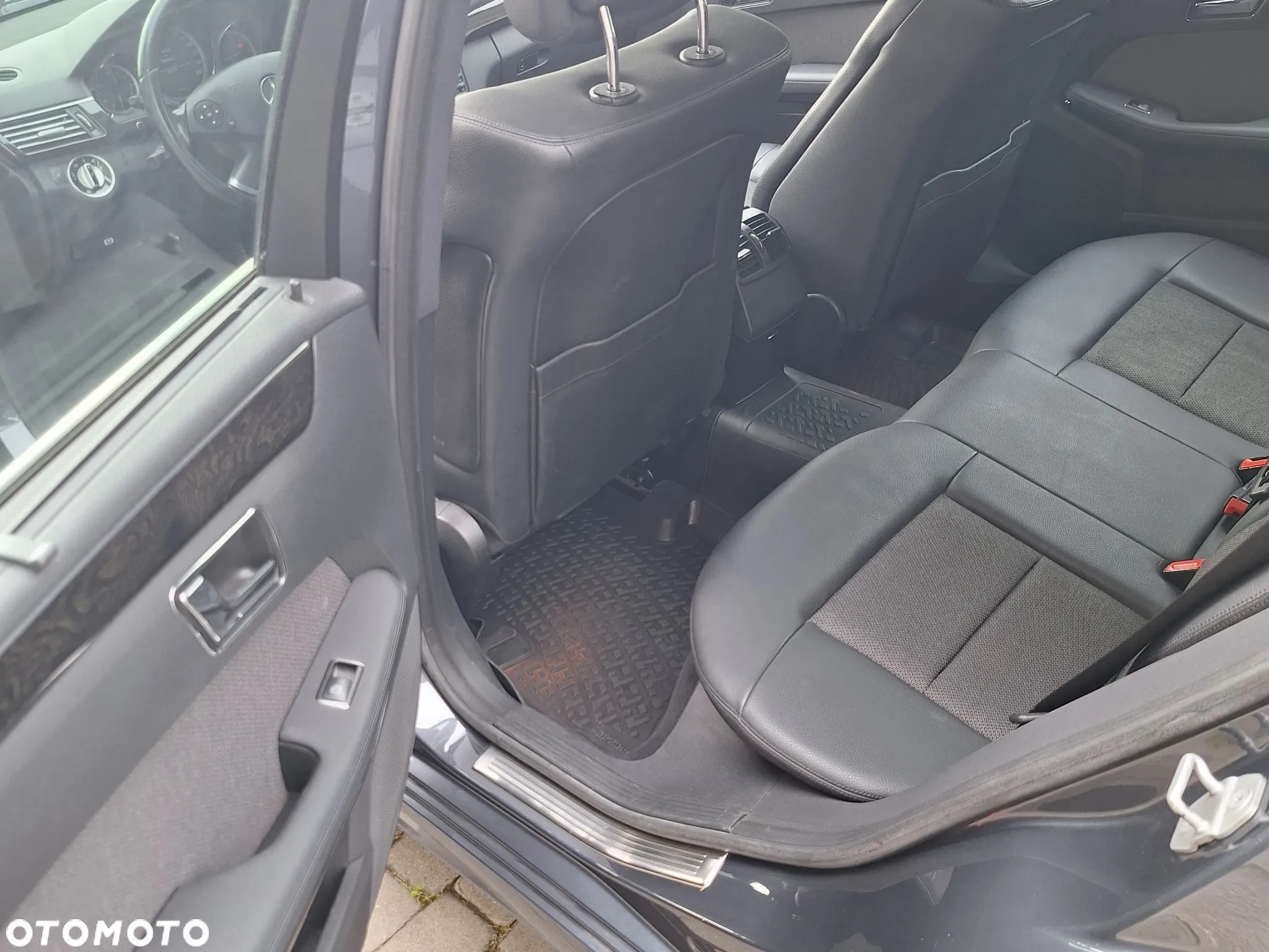 Mercedes-Benz Klasa E 220 CDI BlueEff Avantgarde - 23