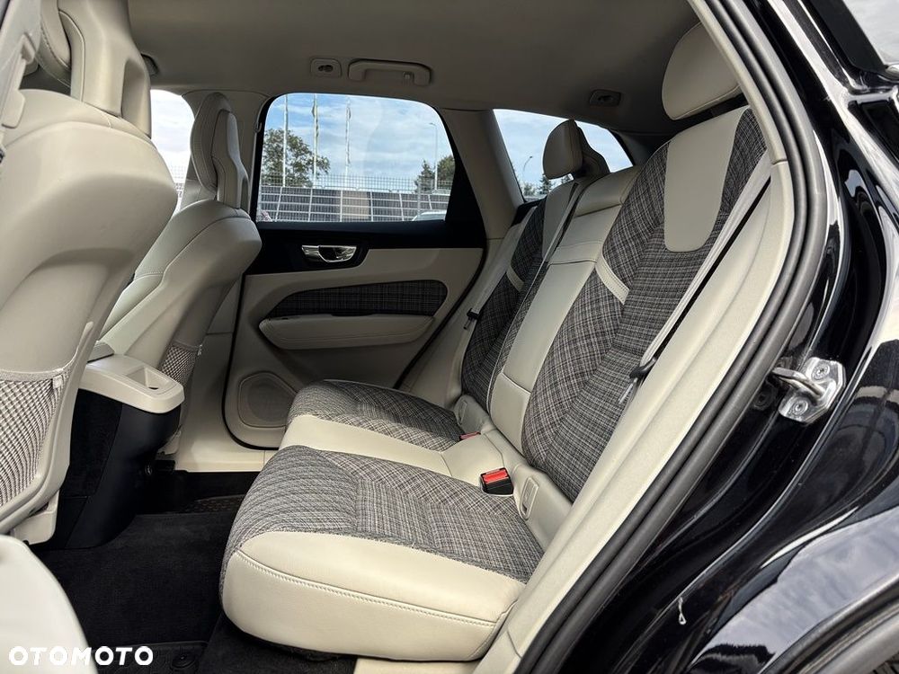 Volvo XC 60 T5 AWD Momentum Pro - 20