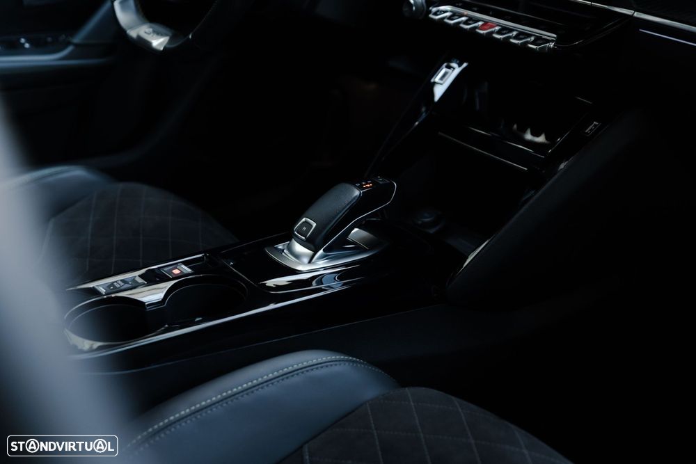 Peugeot 2008 1.2 PureTech GT Line EAT8 - 32