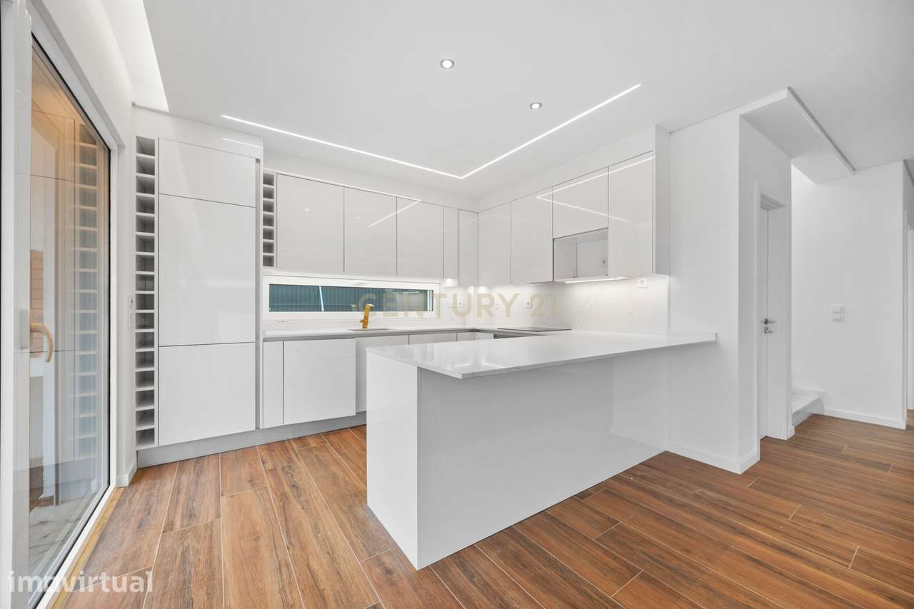 Moderna Moradia LUXO T4 ( Já com Licença de Utilização ) na Aroeira - - Grande imagem: 4/24