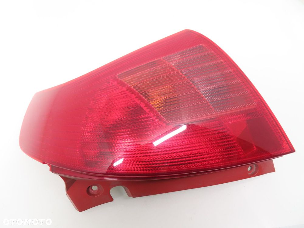 LAMPA PRAWA TYLNA SUZUKI SWIFT III - 4