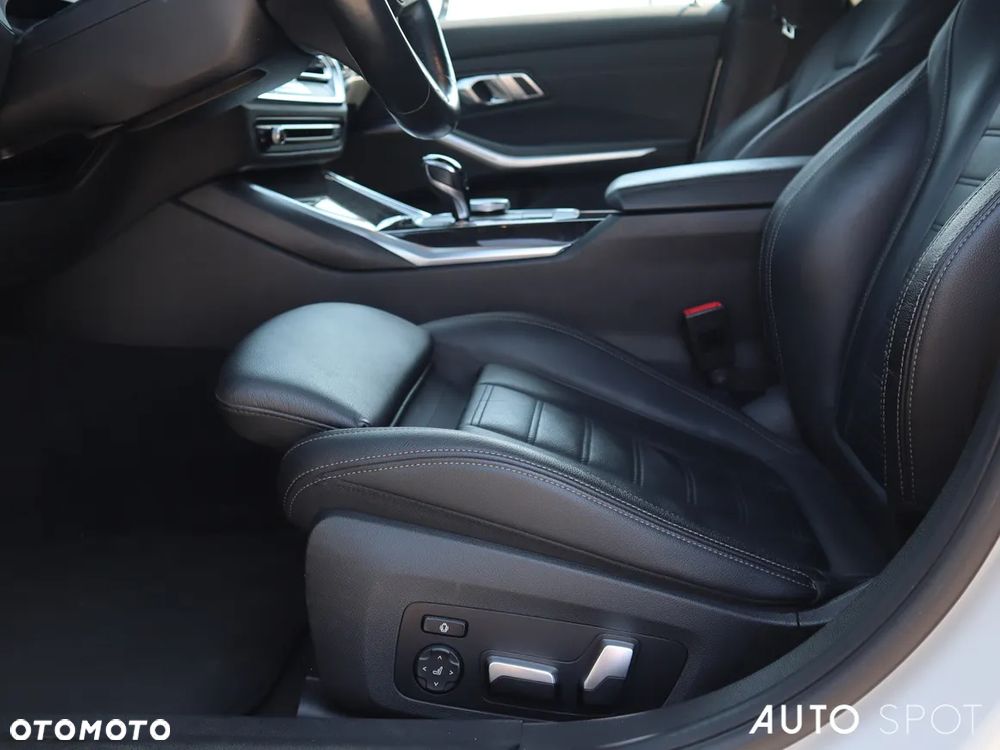 BMW Seria 3 320d xDrive M Sport - 21