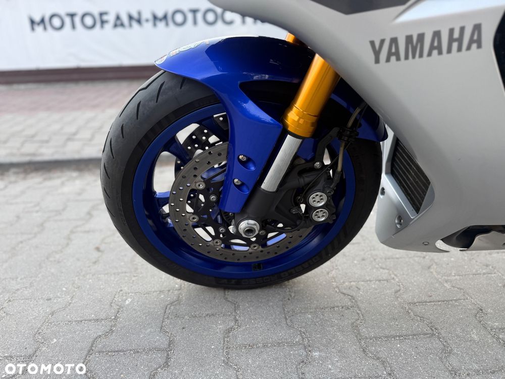 Yamaha R1 - 25