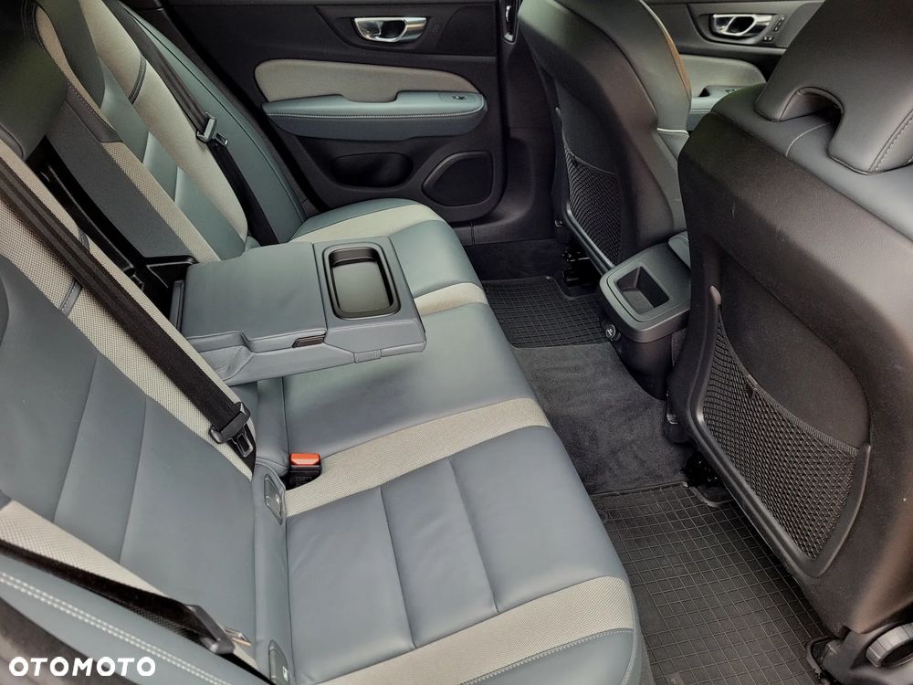 Volvo V60 T4 R-Design - 17