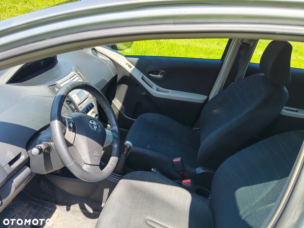 Toyota Yaris 1.3 Luna Premium - 5