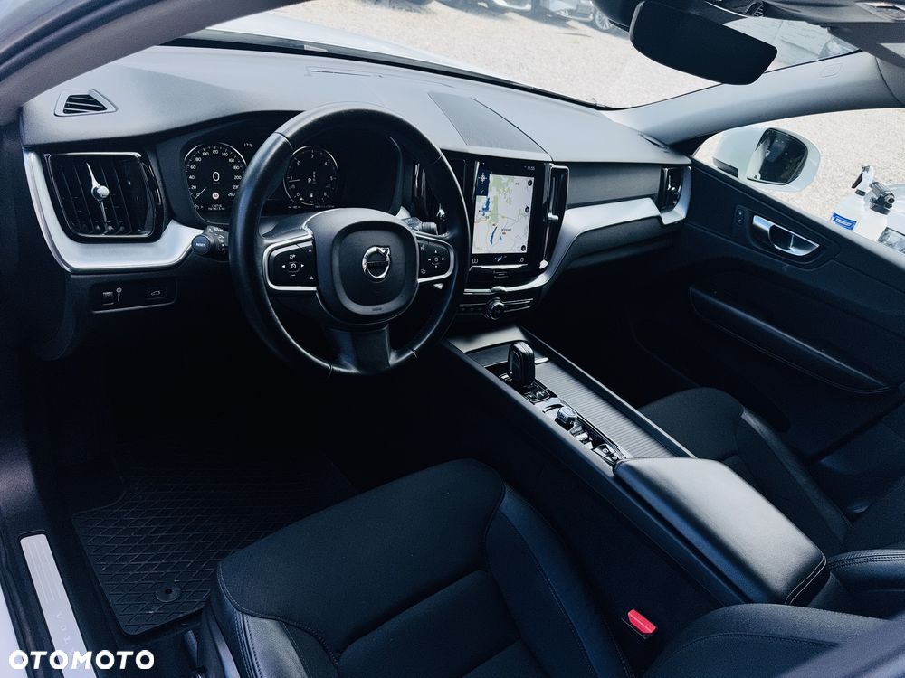 Volvo XC 60 B4 D AWD Geartronic Momentum Pro - 11