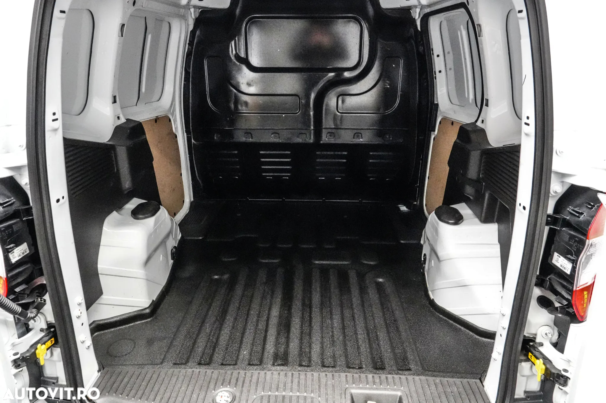 Ford Transit Courier - 16