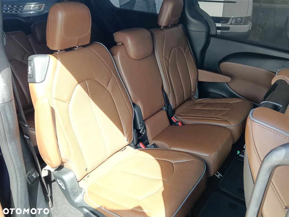 Chrysler Pacifica - 11